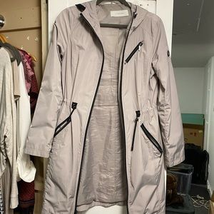 T TAHARI CINCHED TRENCH STYLE RAIN COAT